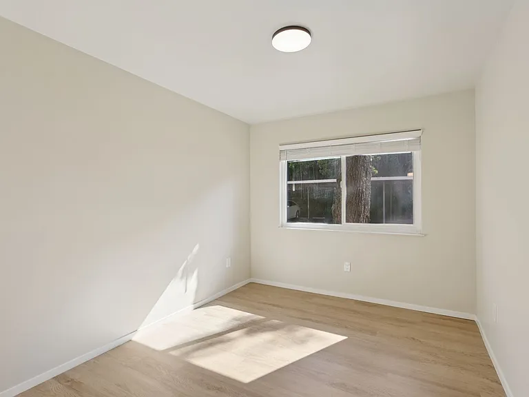 2490 Lancaster Dr — Photo 14