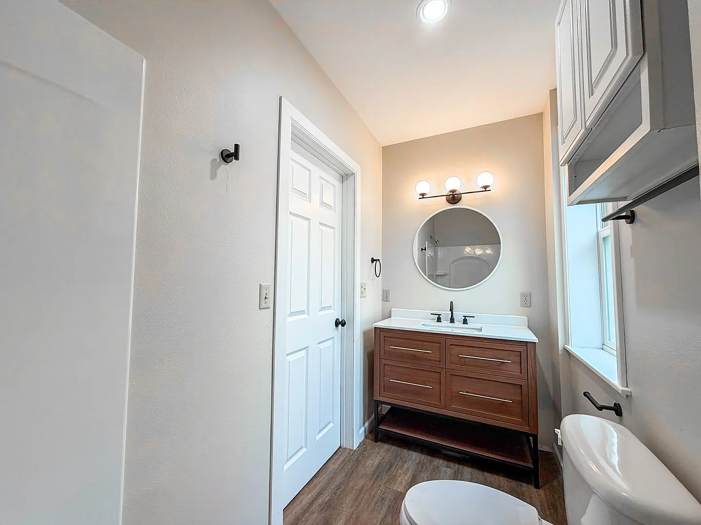 Spacious 4 Bedroom Apartment in La Crosse with Central Air & In-Unit Laundry — Photo 3