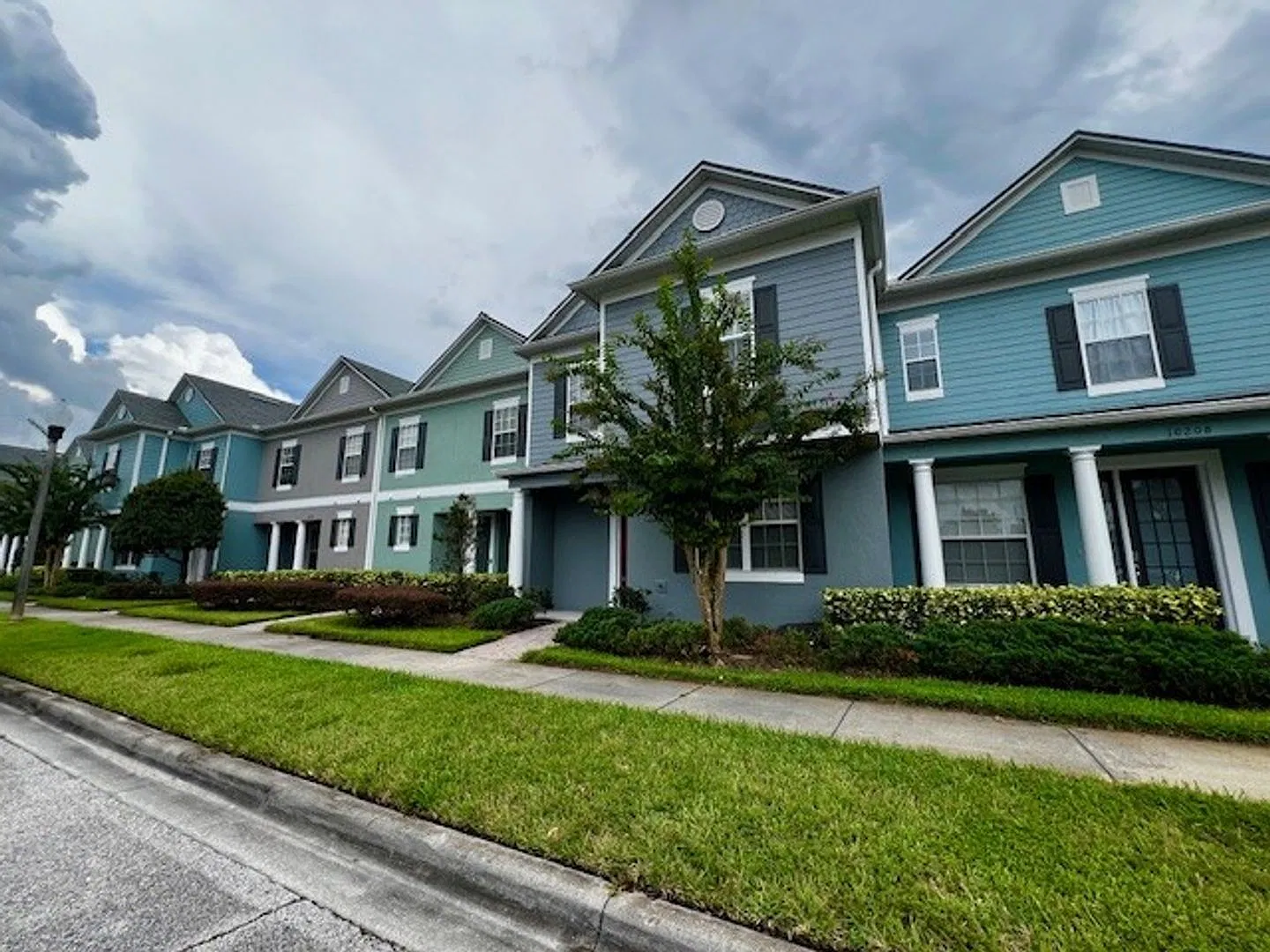 Move In Now! New Vinyl Plank Floors & New Carpet! Fresh Paint! 3 Bedroom 2.5 Bath 2 Story Townhou... — Photo 3