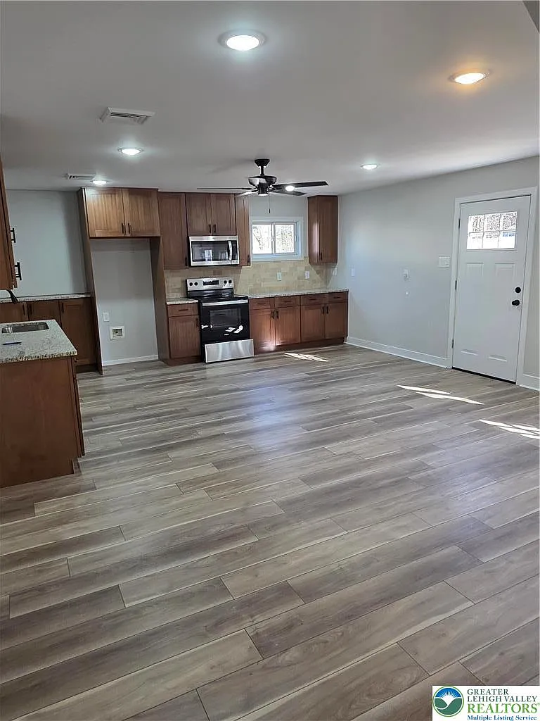 2 bed, 1.0 bath, 1079 sqft, $1,800 — Photo 3