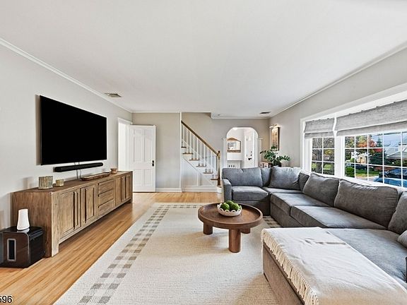5th image of 2766 Larchmont Rd