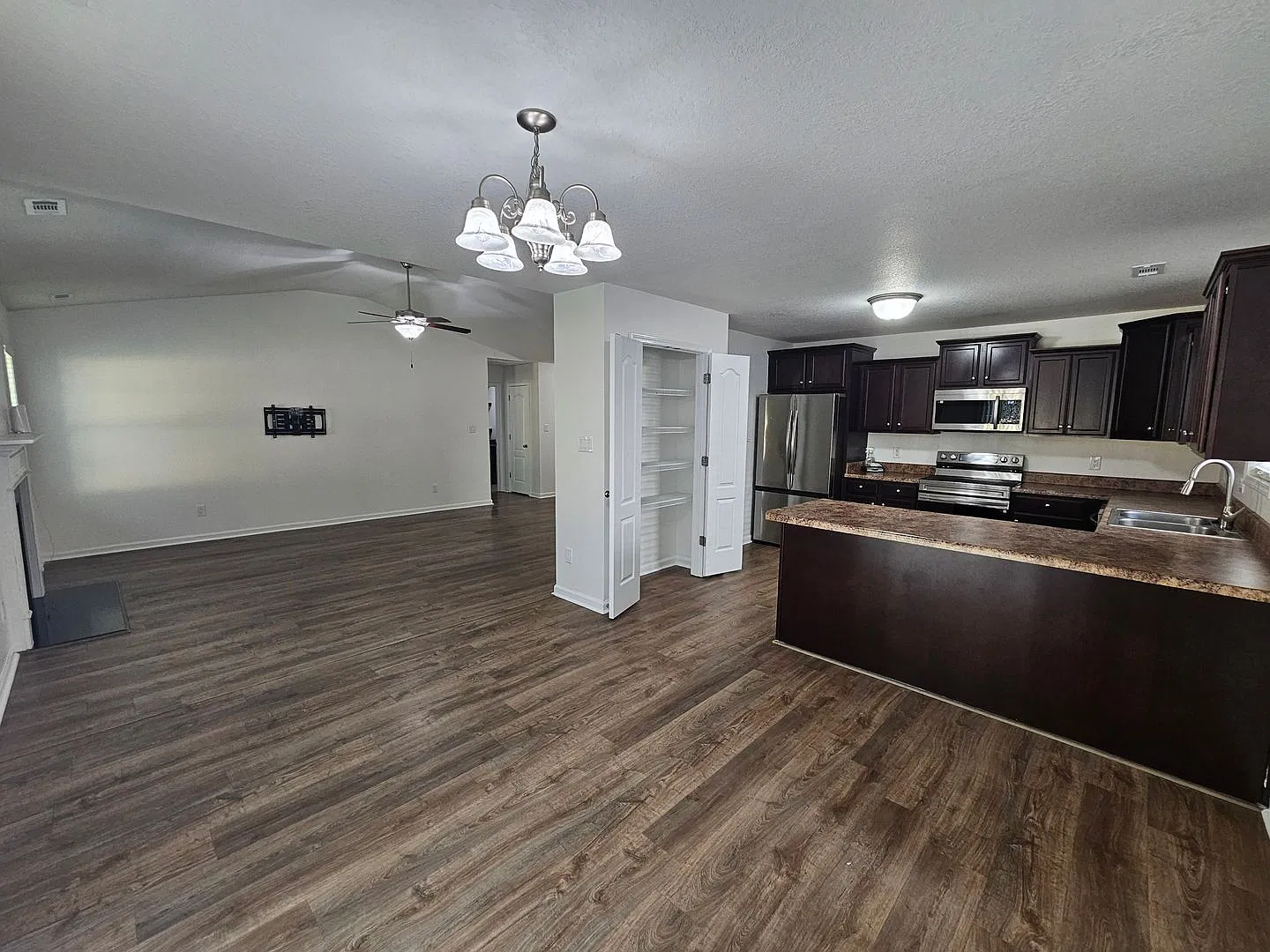 Lovely 3 Bedroom with Trash Included and Option to Include Water! — Photo 4