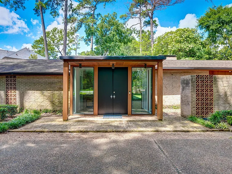 15 Saddlebrook Ln — Photo 1