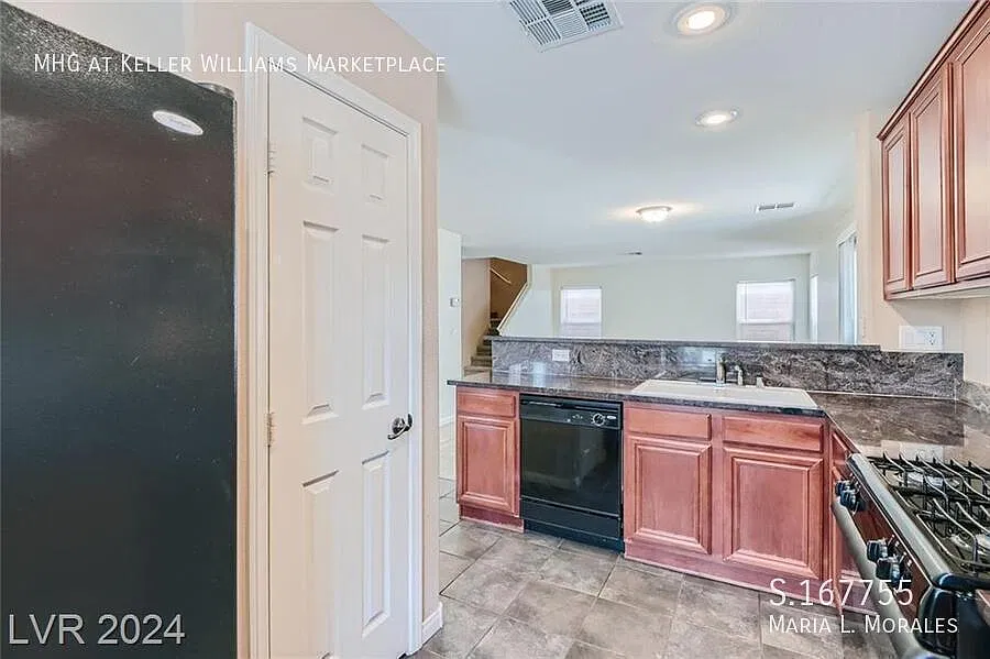 3 bed, $1,895 — Photo 4