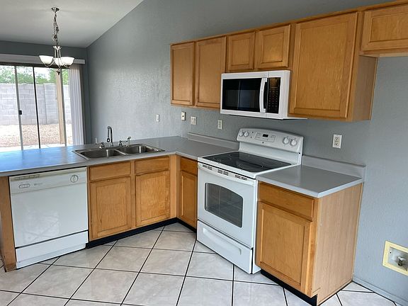 3rd image of 807 E Centre Ave