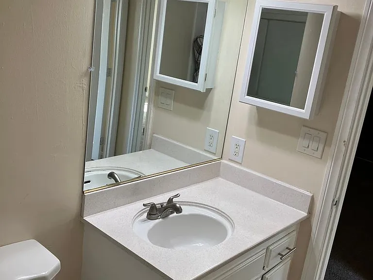 Parkway Plaza Apartments — Photo 24