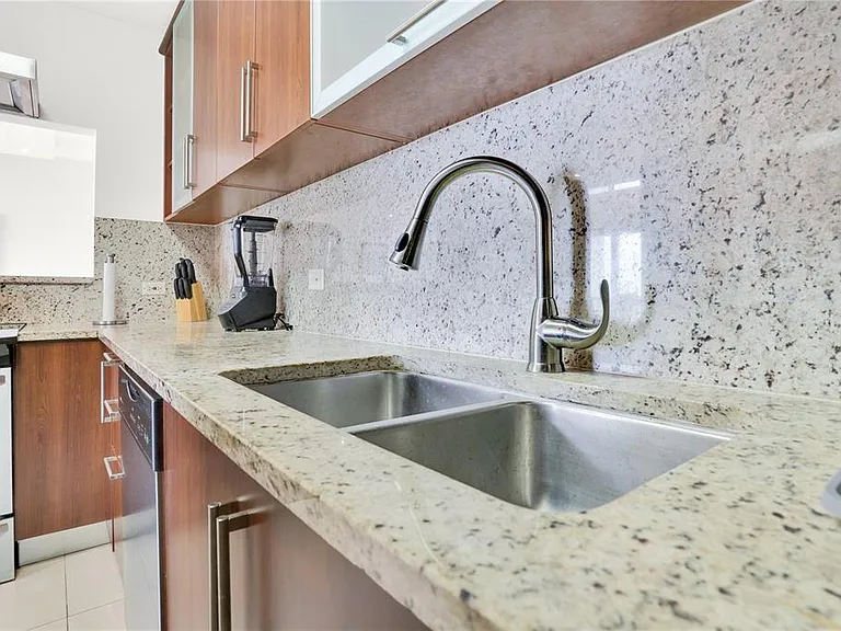 1315 Ashford #602 — Photo 32