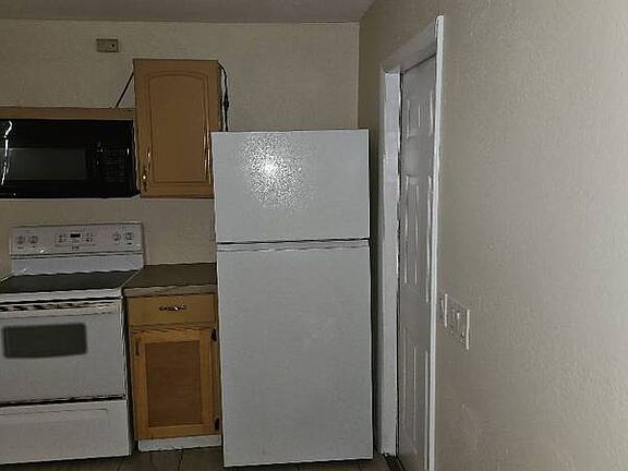 4th image of 2144 Victoria Ave