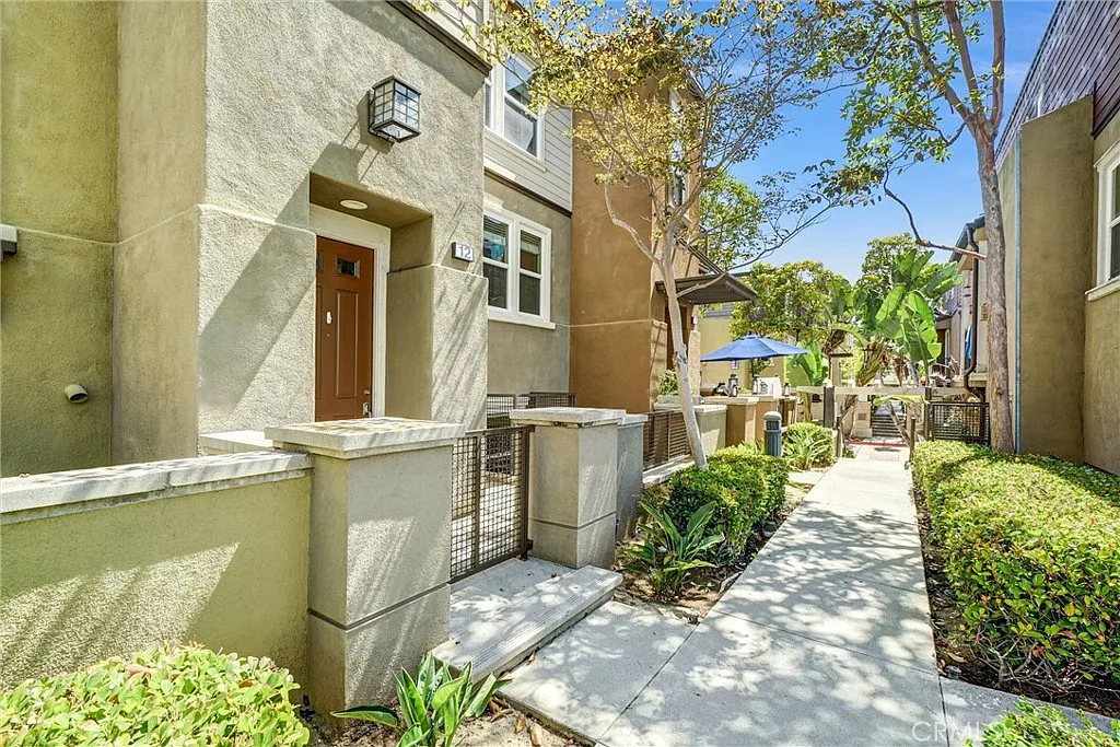 4 bed, 2.5 bath, 1768 sqft, $5,000 — Photo 2