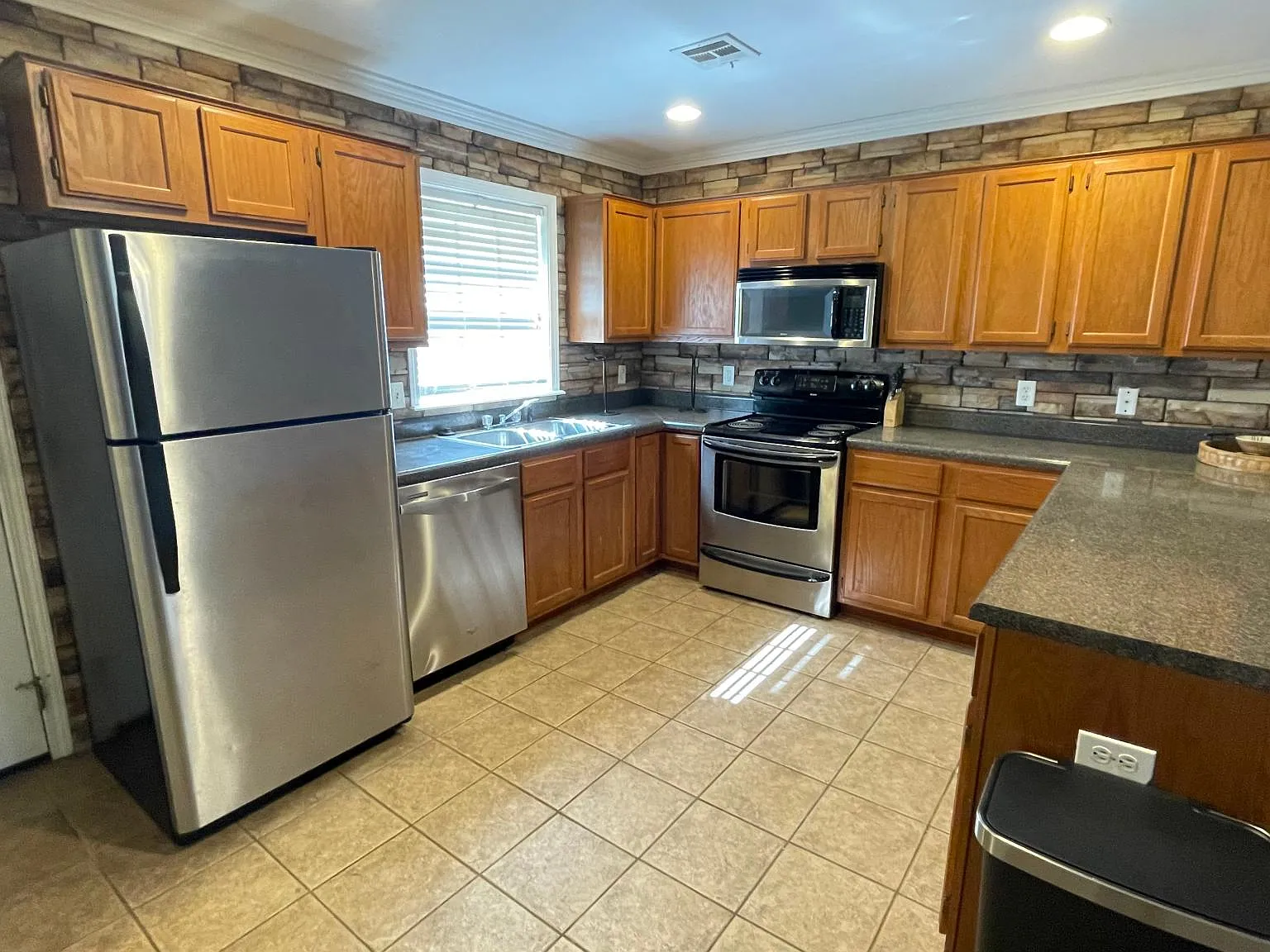 2 bed, 1.5 bath, 1160 sqft, $1,550 — Photo 3