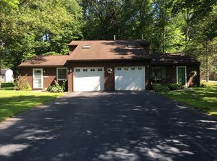 11 Glenbrook Dr, Clifton Park, NY