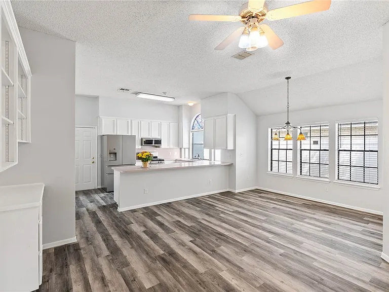 2210 Dorsey St — Photo 8