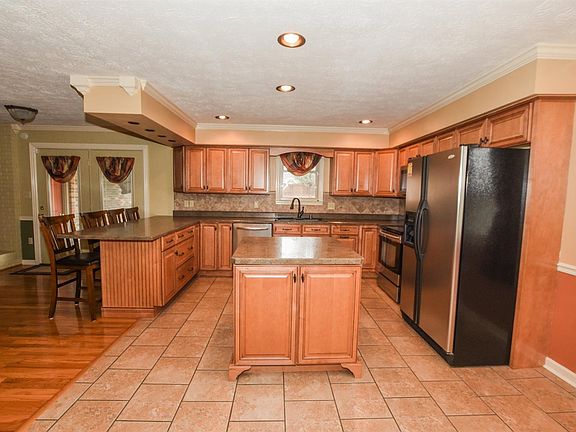 5th image of 126 Holly Hills Dr
