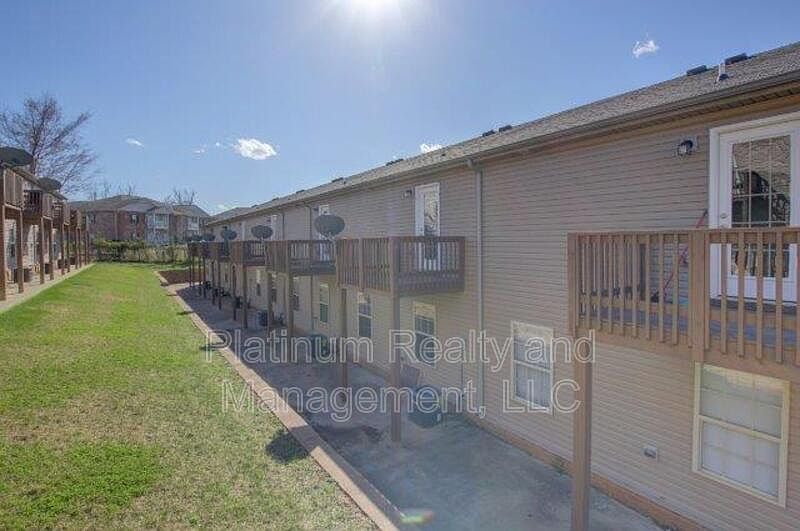 2nd image of 1718H Thistlewood Dr Unit H