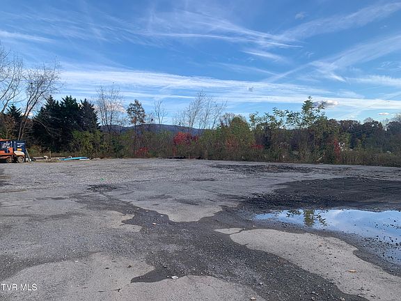 2nd image of 4045 Weaver Pike