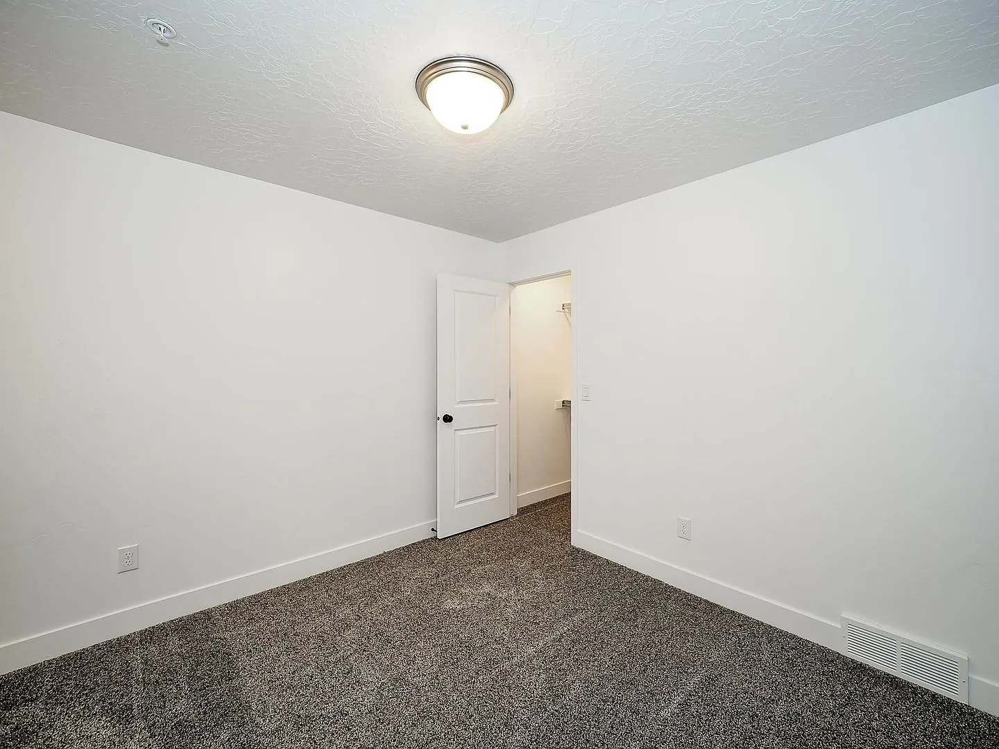 Beautiful Herriman Townhome Near Mountain View Village with 2-Car Garage — Photo 1