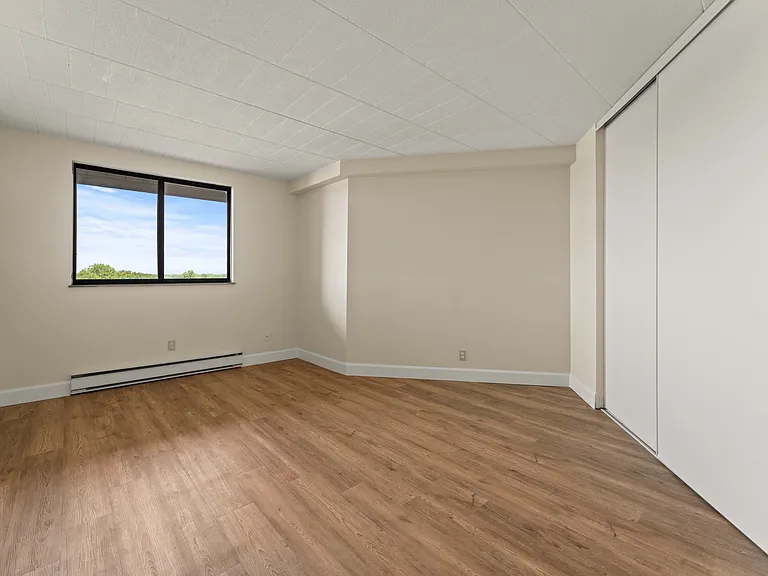 1330 Lauzon Rd — Photo 10