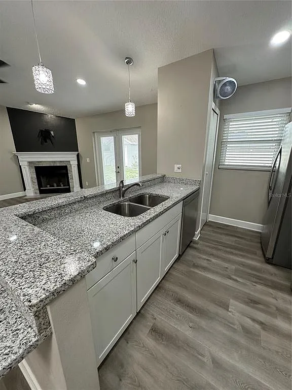 3 bed, 2.0 bath, 1301 sqft, $2,400 — Photo 4