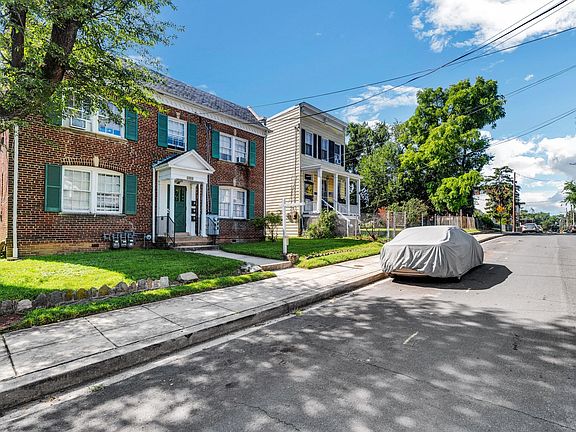Street view of this 4-unit apartment building.