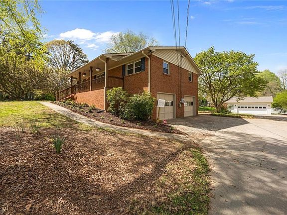 3rd image of 207 Chestnut Ln