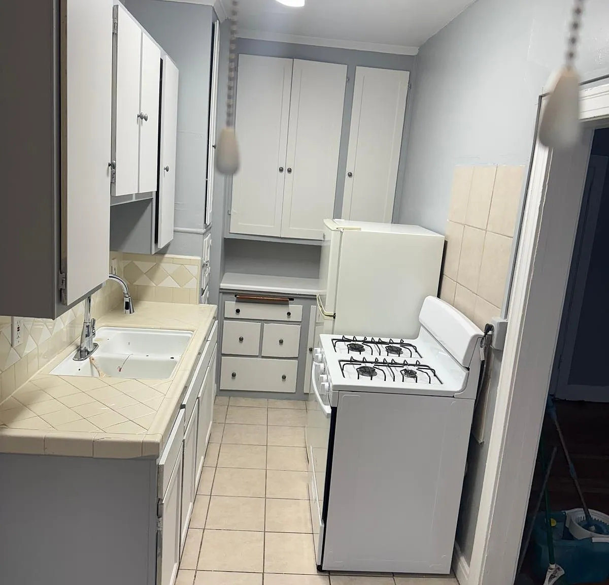 1162 N Kingsley Dr — Photo 3