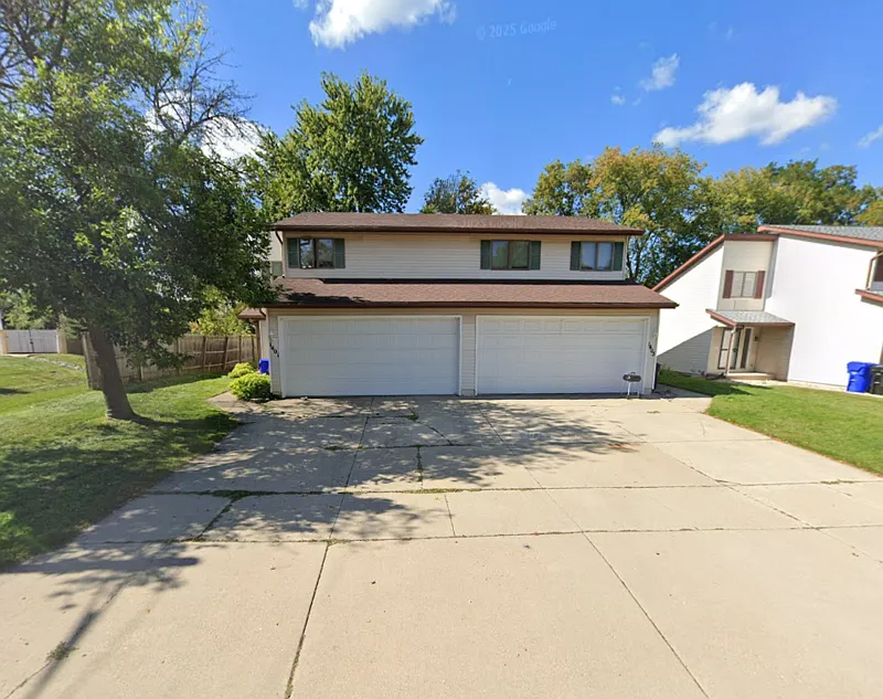 3 bed, 2.0 bath, 1800 sqft, $1,749 — Photo 1