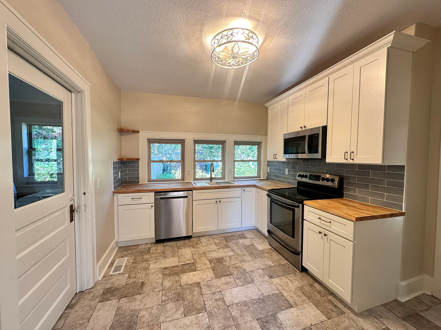 2 bed, 968 sqft, $1,950 — Photo 2