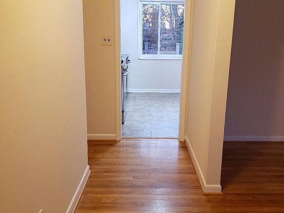 4th image of 912 Juniper Pl