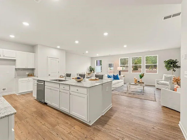 660 Point Place Dr — Photo 3