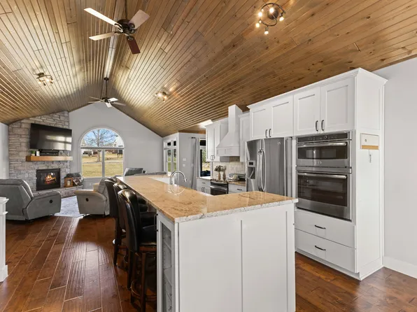 1024 Fountain View Dr, Pella, IA 50219