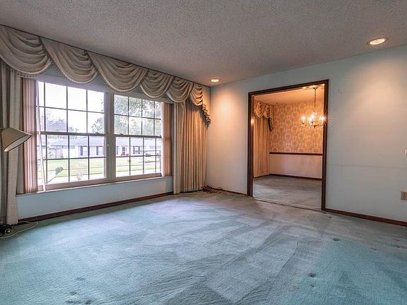 4th image of 311 Oak Hill Dr