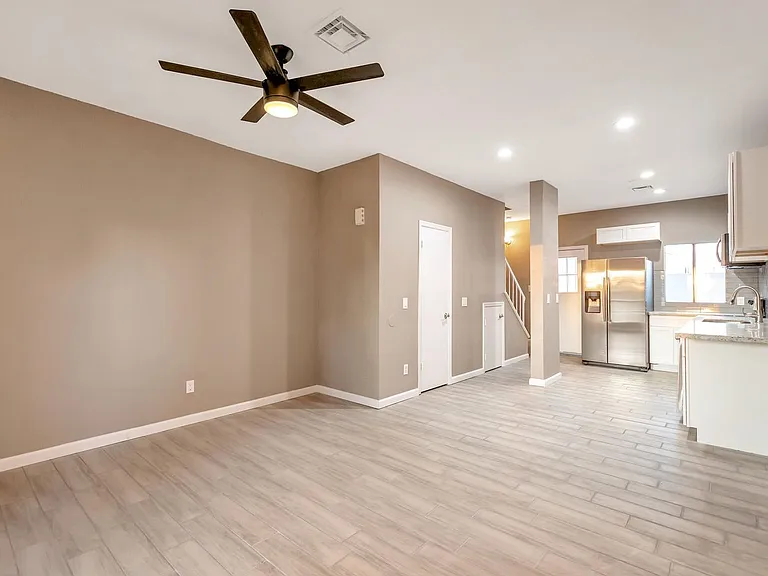 1600 N Saba St #164 — Photo 6