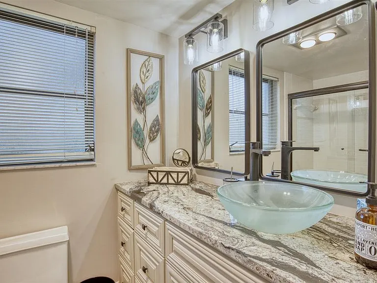 5640 Golf Pointe Dr #101 — Photo 31