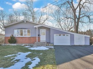 38 Sadler St, Windsor Locks, CT 06096