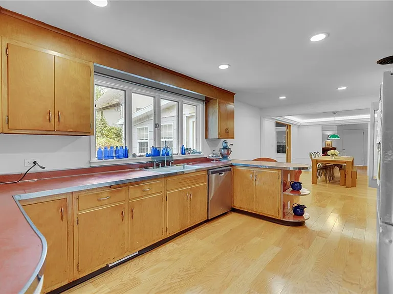 114 Burbank Dr — Photo 17