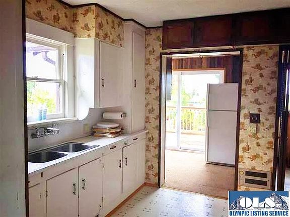 4th image of 215 E 12th St
