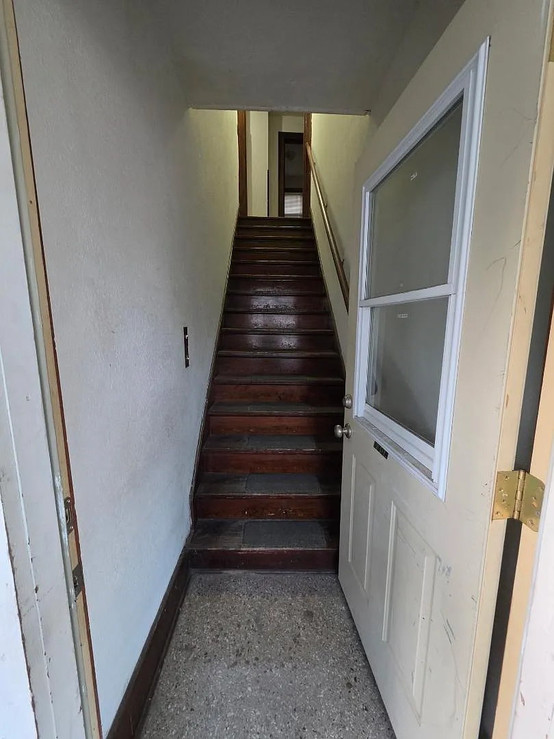 130 N. Baird Ave - Upper — Photo 3