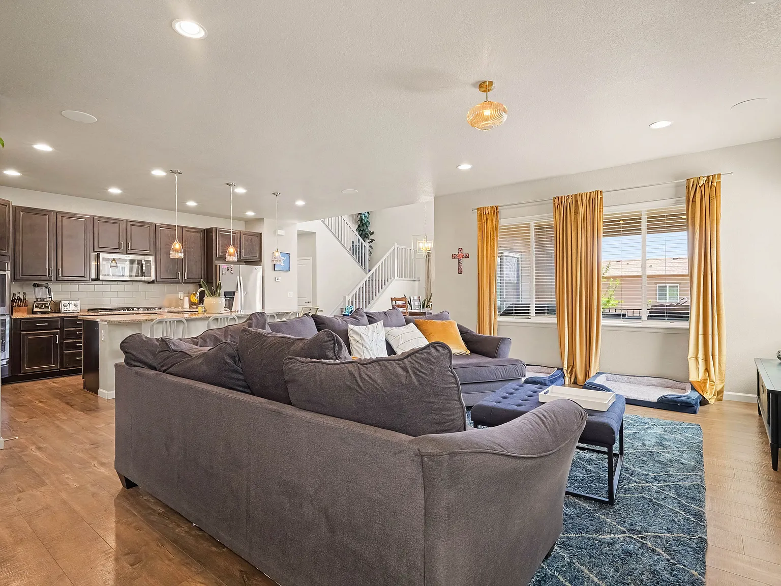 5 bed, 3698 sqft, $4,250 — Photo 4