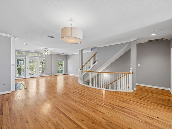 3rd image of 3943 N Hall St