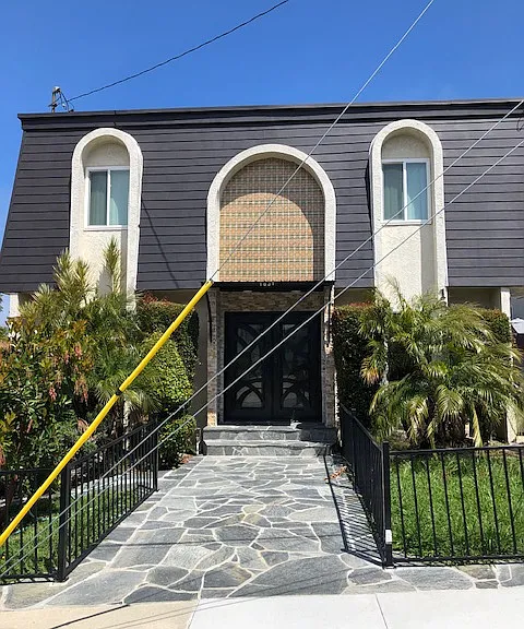1831 Rockefeller Ln — Photo 1