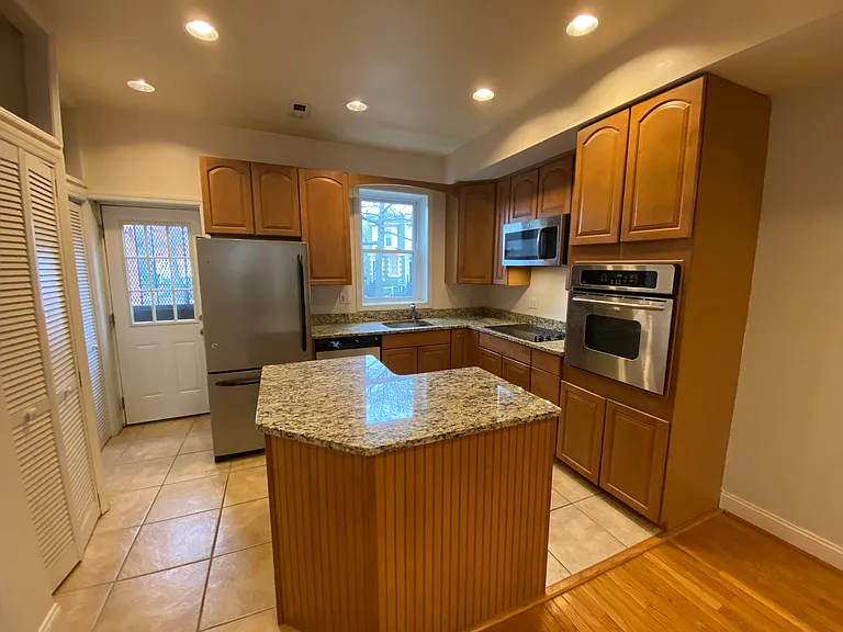 1122 K St NE — Photo 6