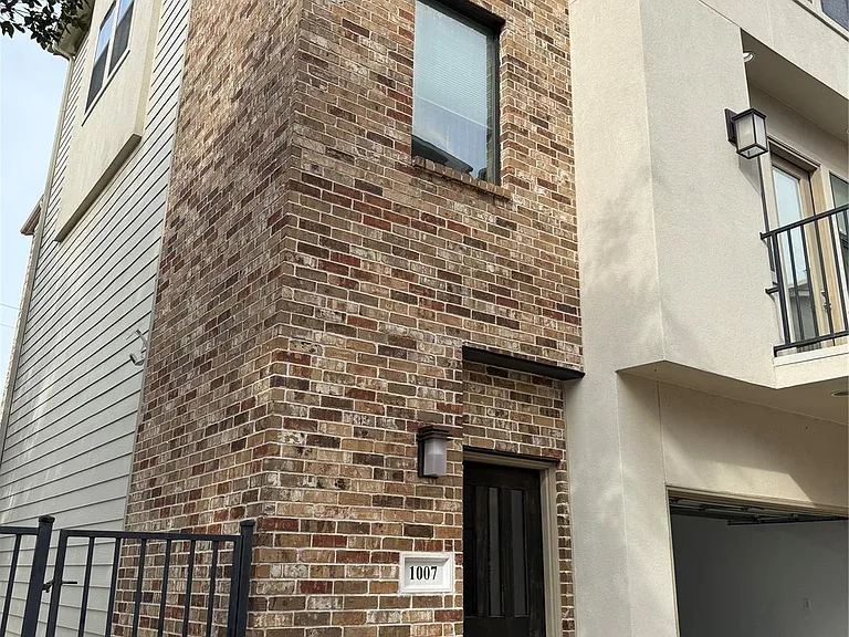 1007 Roberts St — Photo 11