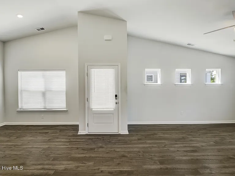 375 Logan St — Photo 4