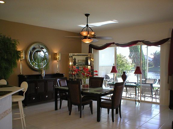 Oversized DINING ROOM w/sitting area overlooks lake