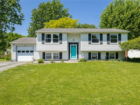 89 Falcon Dr, West Henrietta, NY 14586