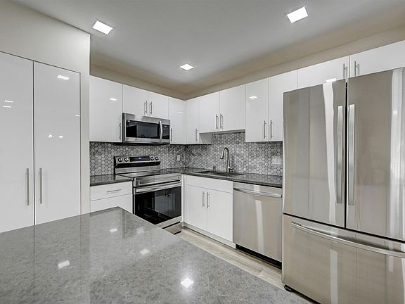 2nd image of 706 SE 2nd Ave APT 434