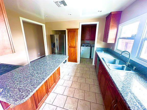 3rd image of 722 W 11th St #722