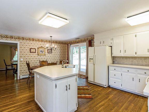 5th image of 27 Linda Ln E