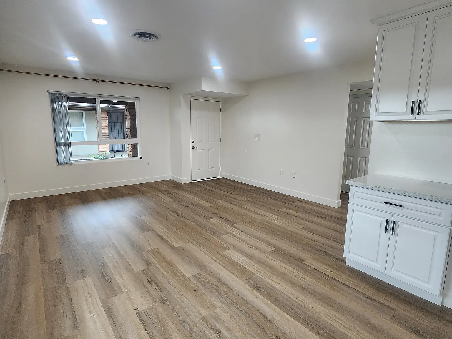 2 bed, 875 sqft, $2,370 — Photo 4