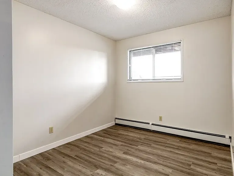 640 Robert St E — Photo 16